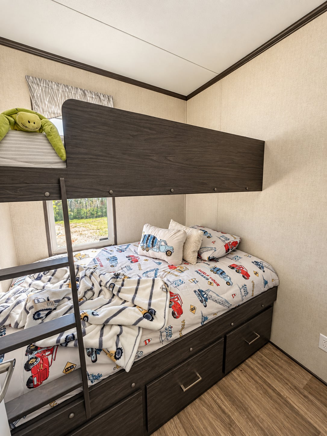 Bunk bedroom, second view