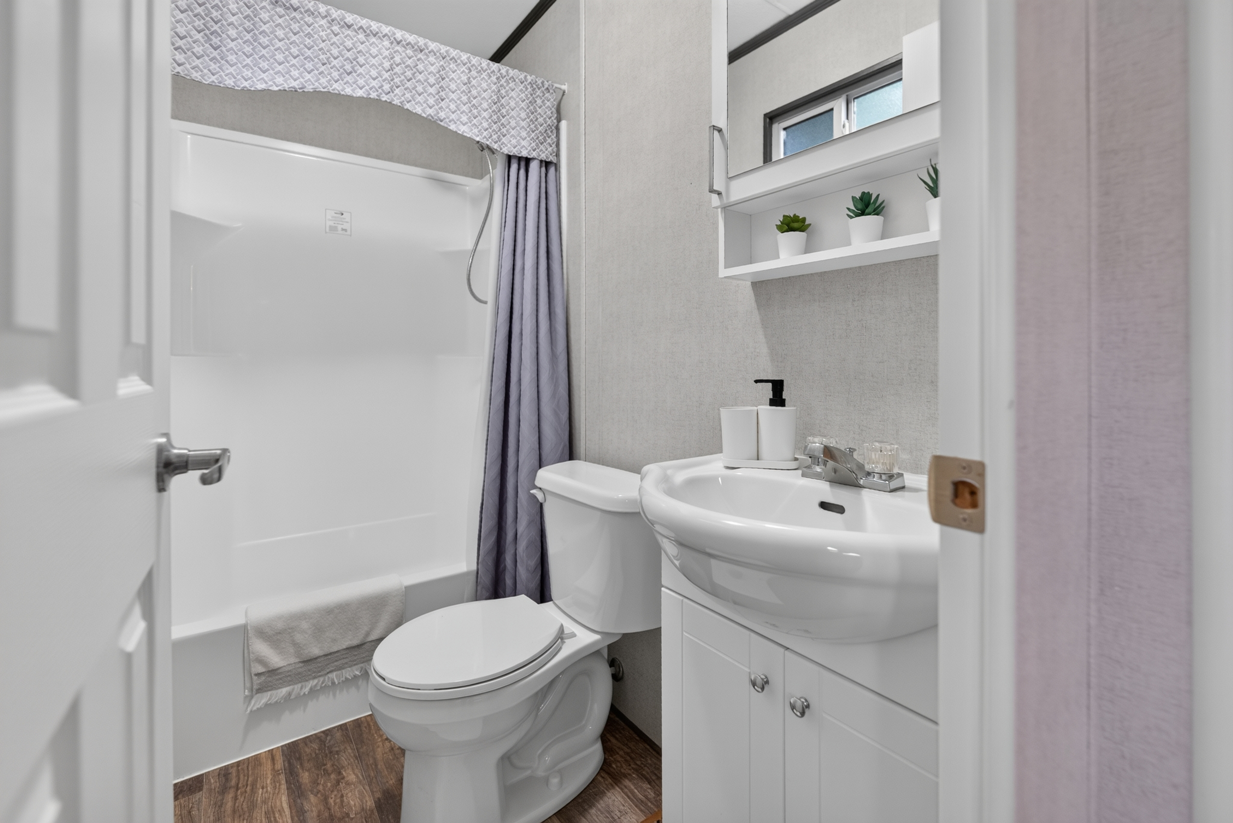 Four piece bathroom at 510 Grapevine Drive